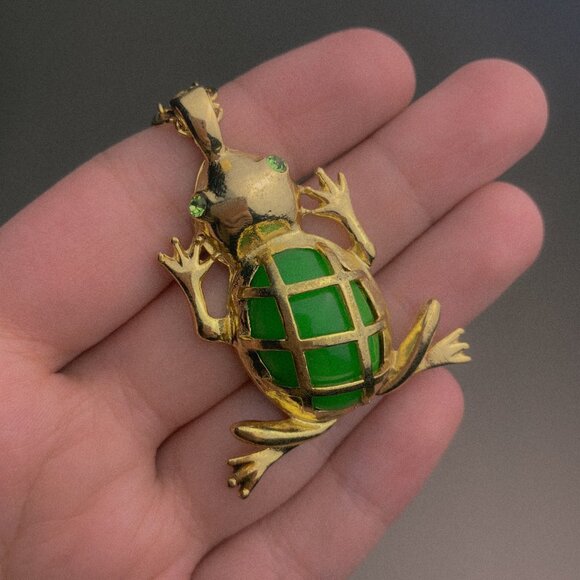 Lilly Pulitzer Green Oval Cabochon Frog Animal Gold Pendant Long Chain Necklace - Picture 10 of 12